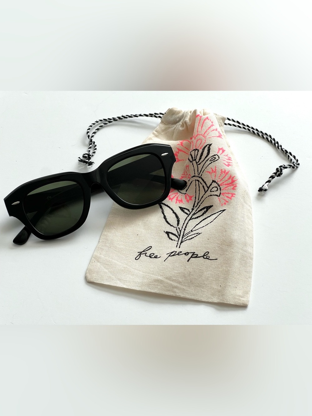 Free People Classic Square Women’s Black WGreen Lenses Sunglasses Pouch Included